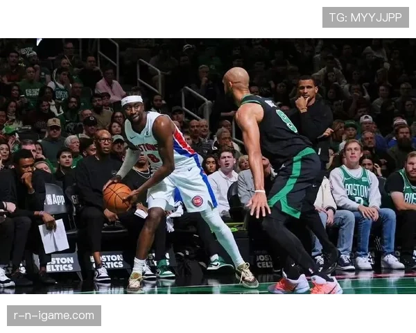 杜伦篮下统治再升级，稳坐篮板王宝座