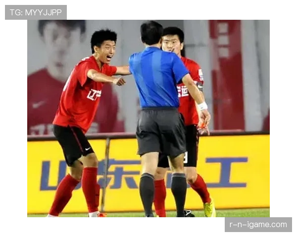 铲球先触球就一定不犯规？规则如何界定“带人”动作