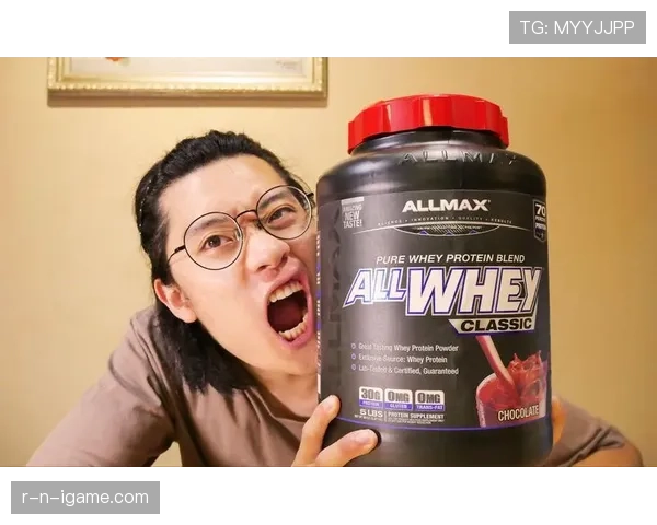 邢傲伟家的冰箱里塞满蛋白粉，连饮料都是按克称着喝的