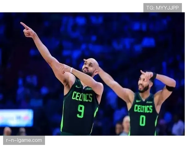 德里克·怀特利用挡拆突破提升效率 拉开与库里防守空间差异明显